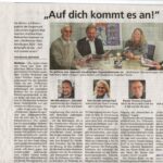 Zeitungsbericht mit Bild der Veranstalter der Weilheimer Glaubensfragen an einem Tisch.